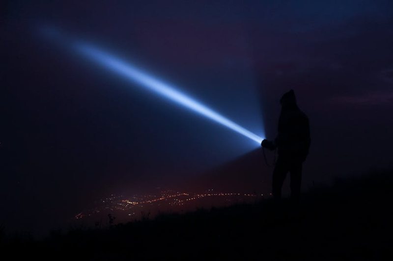 مصباح يد LED قوي